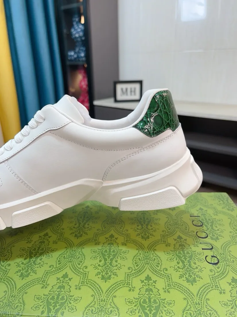 Men's shoes 💰560🌹🌹GUCCI [Gucci] New high-end brand of men's shoes, the latest fashionable casual men's shoes, trendy and versatile, relaxed and sporty style, uppers imported from Italy, first-layer cowhide, genuine leather lining, and ultra-fine workmanship. Original personalized fashionable rubber wear-resistant outsole, light and comfortable on the foot, size 38-44